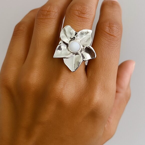 Ask For Flowers in White ring stretchy - Picture 1 of 4